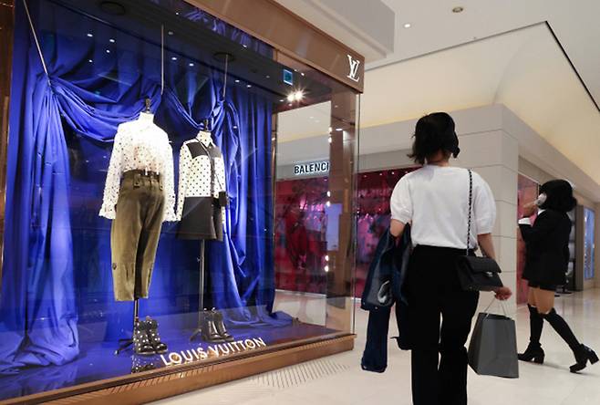 서울 시내 한 백화점 명품관의 루이비통 매장 옆으로 고객들이 지나가고 있다. [사진출처 = 연합뉴스]