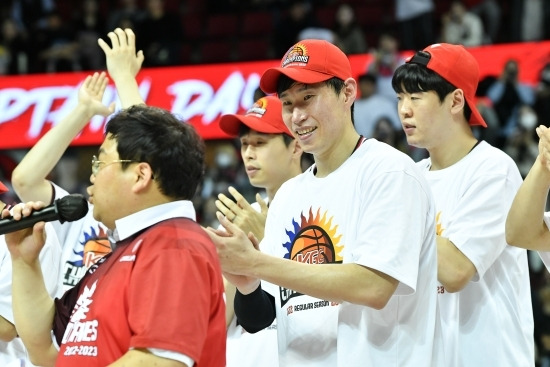 오세근은 이날 15점 7리바운드 3어시스트를 기록하며 최고의 활약을 펼쳤다. 시즌 기록은 52경기 출전, 평균 27분 21초 동안 13.1점 6.4리바운드 2.2어시스트로 정상급 빅맨이라는 것을 재증명했다. 사진=KBL 제공