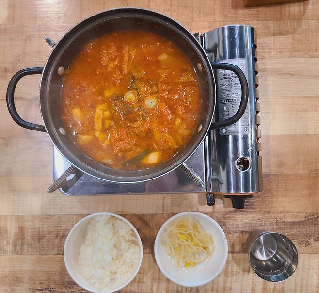 따뜻한 밥상의 3000원 김치찌개. 묵은지와 돼지고기, 두부가 들어있다. 채상우 기자