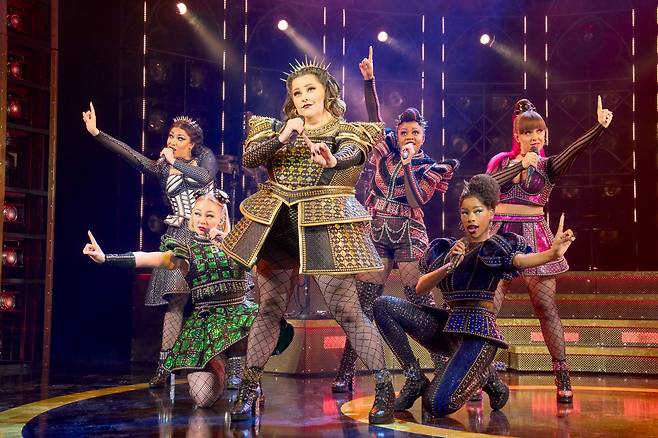 헨리 8세 여섯 왕비의 이야기를 담은 ‘식스 더 뮤지컬’에서 아라곤을 연기한 클로이 하트. [클립서비스, Manuel Harlan 제공]