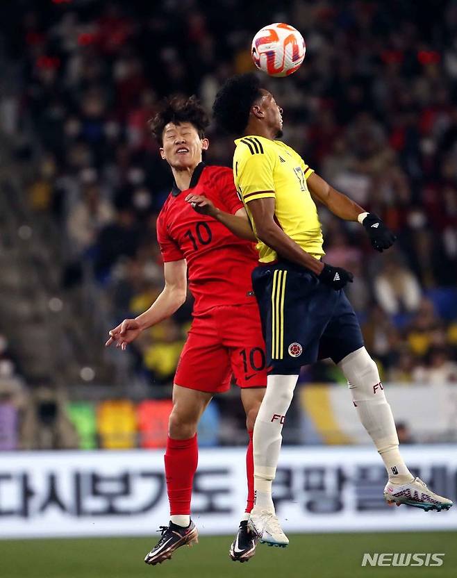 [울산=뉴시스] 정병혁 기자 = 24일 오후 울산 남구 문수축구경기장에서 열린 하나은행 초청 축구 국가대표 평가전 대한민국과 콜롬비아의 경기, 대한민국 이재성이 콜롬비아 요한 모이카와 헤더 경합을 하고 있다. 2023.03.24. jhope@newsis.com