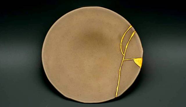 킨츠키로 수리한 접시.