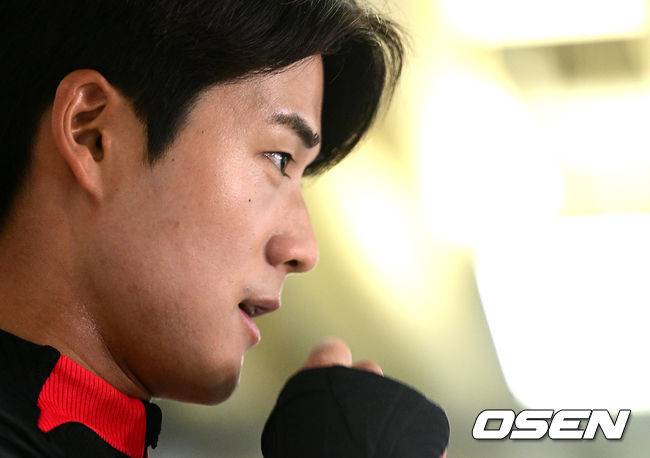 [OSEN=파주, 최규한 기자] 클린스만 감독이 이끄는 대한민국 축구 국가대표팀이 26일 오전 경기도 파주 국가대표트레이닝센터(NFC)에서 오는 28일 우루과이와의 평가전을 앞두고 훈련을 펼쳤다.A대표팀에 첫 발탁된 설영우가 훈련을 앞두고 취재진과 인터뷰를 갖고 있다. 2023.03.26 / dreamer@osen.co.kr