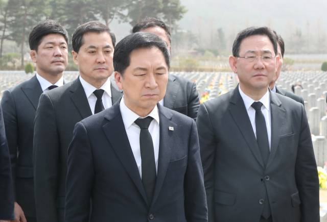 ▲국민의힘 김기현 대표와 주호영 원내대표가 제8회 서해수호의날을 맞은 24일 오후 대전 유성구 국립대전현충원 천안함 46 용사 묘역을 찾아 참배하고 있다. ⓒ연합뉴스