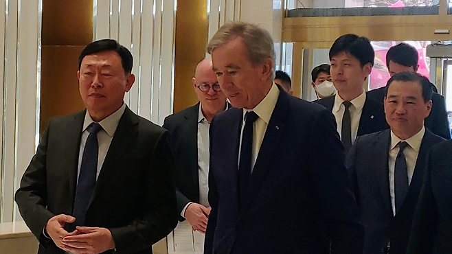 신동빈 롯데 회장, 베르나르 아르노 LVMH 회장 (출처 : 연합뉴스)