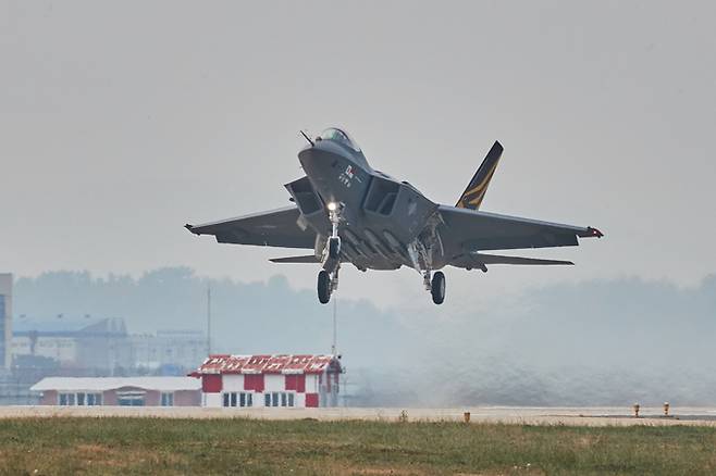 KF-21 시제2호기가 시험비행을 마치고 착륙하기 위해 활주로에 접근하고 있다. 방위사업청 제공