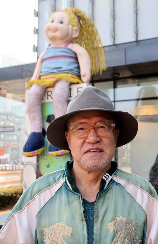 씨 킴이 자신의 조각품&nbsp;‘Life is Short, Art is Long’ 앞에서 포즈를 취하고 있다.