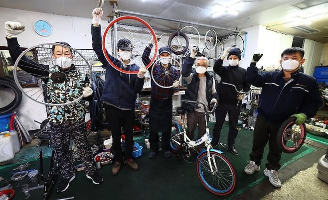 재생자전거 공방 기능사들이 한자리에 모였다.