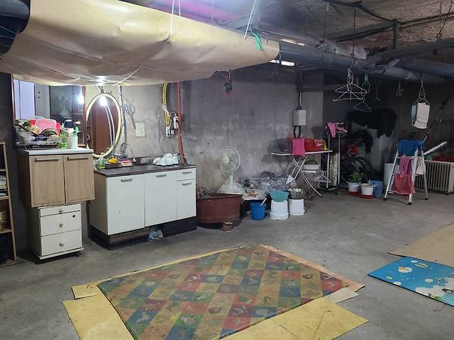 지난 24일 서울 강남구 대치동의 한 아파트 지하에 위치한 경비원들의 휴게실. 유일하게 세면대가 있어 나름 좋은 곳으로 꼽힌다고 한다.
