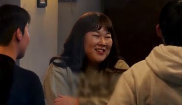 소개팅을 하게 된 코미디언 김민경(가운데). TV조선 ‘조선의 사랑꾼’ 방송 화면 캡처