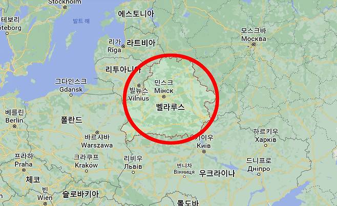 벨라루스(빨간색 동그라미)는 우크라이나뿐만 아니라 북대서양조약기구(NATO·나토) 회원국인 폴란드, 리투아니아, 라트비아 등과 국경을 맞대고 있다. / 사진=구글맵