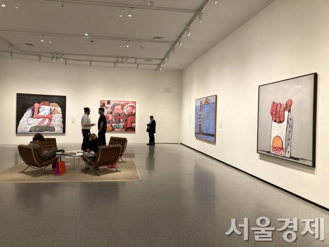 필립 거스통은 기존 주류였던 추상 표현주의를 거부하고 자신만의 독자적인 구상 회화를 추구한 구상회화의 신작을 선보였다. 1970년 당시에는 호평받았으나 지금은 널리 사랑받는 중이다.