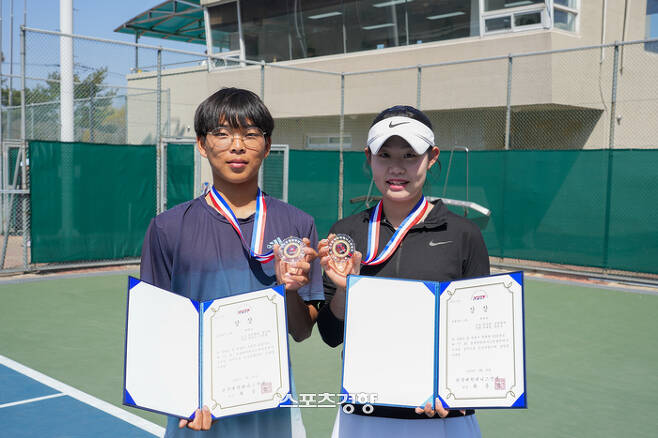 혼합복식 우승 박민수(왼쪽)와 이규림. 프리랜서 김도원 기자 제공