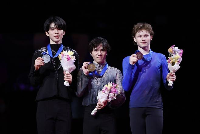 ▲ 2023 ISU 피겨 스케이팅 세계 선수권대회 남자 싱글에서 은메달을 획득한 차준환(왼쪽)과 금메달리스트인 우노 쇼마(가운데) 동메달리스트인 일리야 말리닌 ⓒ연합뉴스/AP