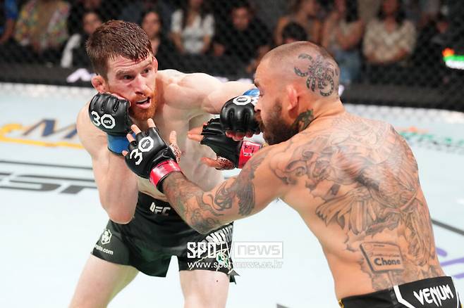 ▲ UFC 밴텀급 랭킹 5위 코리 샌드헤이건은 26일 3위 말론 베라를 꺾고 1위 메랍 드발리시빌리와 대결을 요청했다. ⓒUFC제공