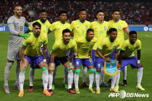 브라질 대표팀이 26일(한국시간) 모로코 탕헤르 그란데 스타드 데 탕헤르에서 열린 모로코 대표팀과 A매치 친선경기를 앞두고 사진을 찍고 있다./AFPBBNews=뉴스1