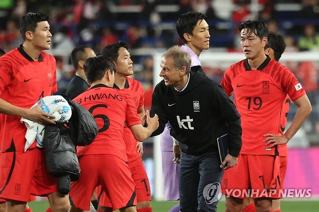 '눈 높이 격려' (울산=연합뉴스) 신현우 기자 = 24일 오후 울산 문수축구경기장에서 열린 대한민국 대 콜롬비아 축구 대표팀의 평가전을 마친 위르겐 클린스만 감독이 황인범 등 선수들을 격려하고 있다. 2023.3.24 nowwego@yna.co.kr