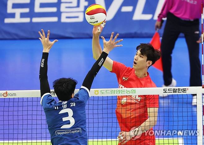 공격하는 임성진 (수원=연합뉴스) 홍기원 기자 = 26일 경기도 수원실내체육관에서 열린 프로배구 V리그 남자부 플레이오프 2차전 한국전력 빅스톰과 현대캐피탈 스카이워커스의 경기. 한국전력 임성진이 공격하고 있다. 2023.3.26 xanadu@yna.co.kr