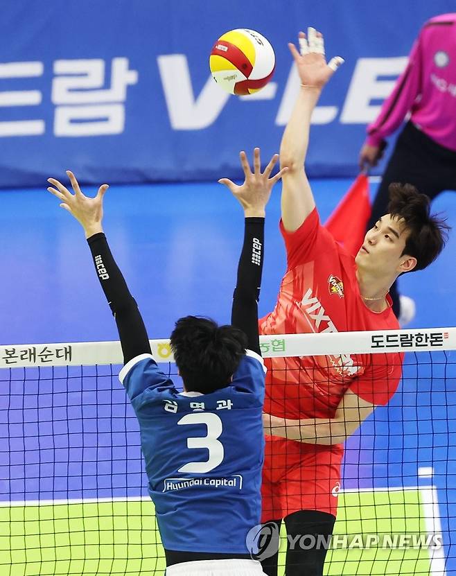 공격하는 임성진 (수원=연합뉴스) 홍기원 기자 = 26일 경기도 수원실내체육관에서 열린 프로배구 V리그 남자부 플레이오프 2차전 한국전력 빅스톰과 현대캐피탈 스카이워커스의 경기. 한국전력 임성진이 공격하고 있다. 2023.3.26 xanadu@yna.co.kr