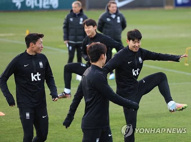 몸 푸는 대표팀 선수들 (파주=연합뉴스) 김도훈 기자 = 축구 국가대표 선수들이 26일 오후 경기도 파주 국가대표트레이닝센터(NFC)에서 가볍게 운동장을 돌며 몸을 풀고 있다. 
    대표팀은 오는 28일 서울월드컵경기장에서 우루과이와 평가전을 치른다. 2023.3.26 superdoo82@yna.co.kr