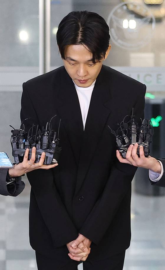 고개 숙인 유아인     (서울=연합뉴스) 류영석 기자 =  대마·프로포폴·코카인·케타민 등 마약류 투약 혐의를 받는 배우 유아인(본명 엄홍식)이 27일 오후 경찰 조사를 마친 뒤 서울경찰청 마약범죄수사대를 나서며 고개를 숙이고 있다. 2023.3.27     ondol@yna.co.kr (끝)   〈저작권자(c) 연합뉴스, 무단 전재-재배포 금지〉