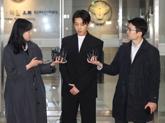 유아인, '굳은 표정'     (서울=연합뉴스) 류영석 기자 =  대마·프로포폴·코카인·케타민 등 마약류 투약 혐의를 받는 배우 유아인(본명 엄홍식)이 27일 오후 경찰 조사를 마친 뒤 서울경찰청 마약범죄수사대를 나서며 발언하고 있다. 2023.3.27     ondol@yna.co.kr (끝)   〈저작권자(c) 연합뉴스, 무단 전재-재배포 금지〉