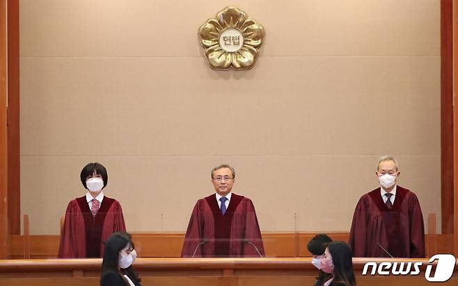 유남석 헌법재판소장과 재판관들이 23일 서울 종로구 헌법재판소에서 열린 '검수완박(검찰 수사권 완전 박탈)' 법안에 대한 권한쟁의심판 선고를 위해 대심판정에 입장하고 있다.(공동취재) 2023.3.23/뉴스1 ⓒ News1 박정호 기자