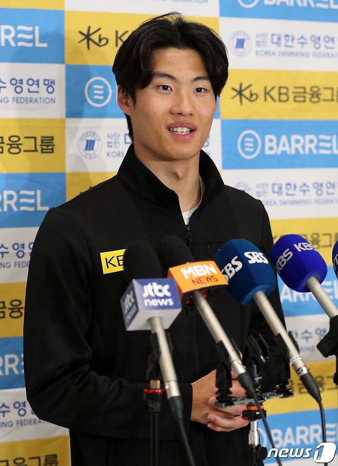 2023년 아시안게임을 대비해 호주에서 전지훈련을 마친 수영선수 황선우가 15일 인천국제공항 2터미널을 통해 귀국해 인터뷰를 하고 있다. 2023.3.15/뉴스1 ⓒ News1 박세연 기자