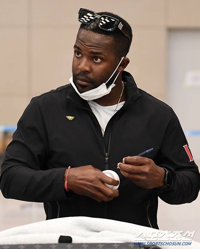 SSG 랜더스가 해외 전지 훈련을 마치고 8일 인천국제공항을 통해 귀국했다. 기예르모 에레디아가 입국장을 나서며 사인을 해주고 있다. 인천공항=박재만 기자 pjm@sportschosun.com/2023.03.08/