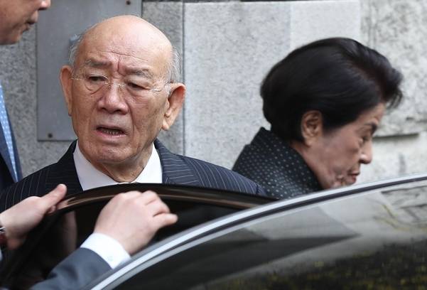 사자명예훼손 혐의로 기소된 전두환 전 대통령이 배우자 이순자씨와 함께 2019년 3월11일 광주지법에서 열리는 재판에 출석하기 서울 서대문구 연희동 자택을 나서고 있다. 사진제공=연합뉴스