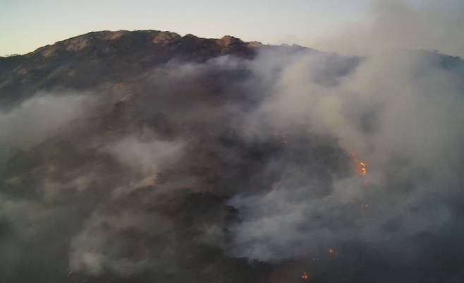 지난 26일 강화도 마니산에서 산불이 나 소방당국이 야간 진화에 나섰다. 27일 오전 6시 현재까지 진화율은 86%다. /연합뉴스