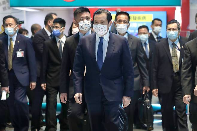 마잉주(가운데) 전 대만 총통이 27일 대만에서 비행기를 타고 중국 상하이 푸둥공항으로 떠났다. /AP연합뉴스