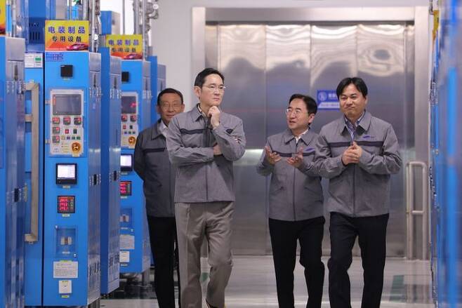 이재용 삼성전자 회장(왼쪽)이 24일 중국 텐진에 위치한 삼성전기 사업장을 방문해 MLCC 생산 공장을 점검하고 있다. ⓒ삼성