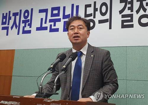 내년 전주을 총선에 출마할 이덕춘 변호사가 27일 전북도의회에서 기자회견을 열고 있다.<연합뉴스>