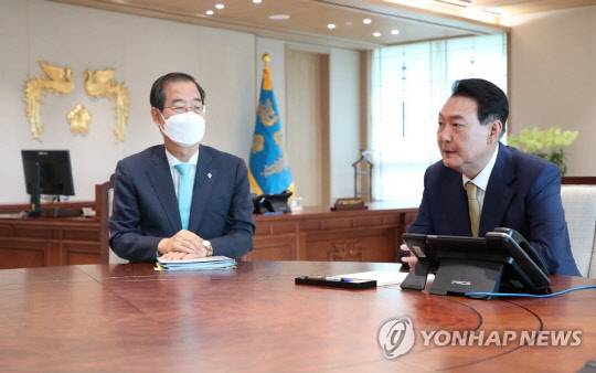 윤석열 대통령과 한덕수 국무총리(왼쪽)<연합뉴스>