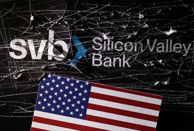 파산한 실리콘밸리은행(SVB)과 미국 국기 /사진=로이터연합뉴스