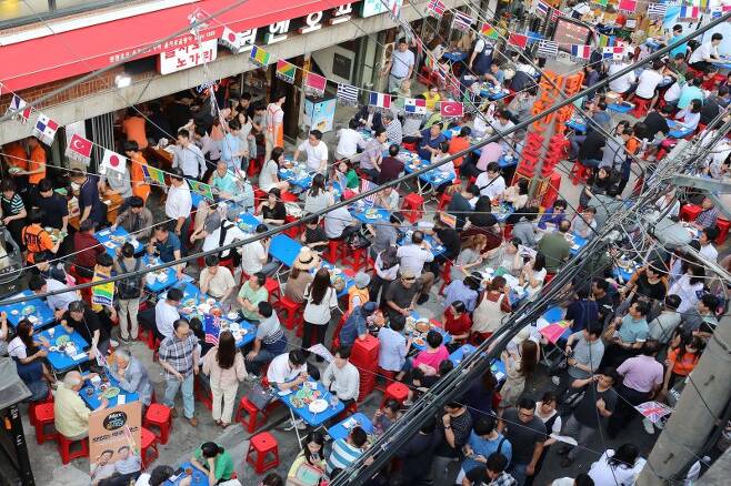 서울 중구 을지로 노가리 골목에서 열린 '2018 을지로 노맥(노가리와 맥주) 축제'가 시민들로 붐비고 있다. 사진=뉴스1