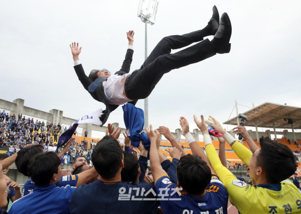 프로축구 K리그1(1부) 울산 현대 선수들이 2022시즌 정규리그 우승을 확정한 후 홍명보 울산 감독을 헹가래하고 있다. 춘천=정시종 기자
