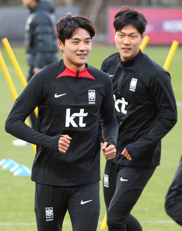 26일 오후 경기도 파주 국가대표트레이닝센터(NFC)에서 열린 축구 국가대표 훈련에서 부상당한 김진수를 대신해 발탁된 설영우(왼쪽)가 몸을 풀고 있다. (사진=연합뉴스)