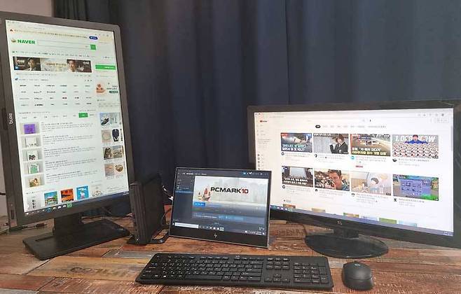 세로 피벗의 모니터(왼쪽)는 자리를 덜 차지하니 여러 모니터를 동시에 이용할 때 편리 (출처=IT동아)