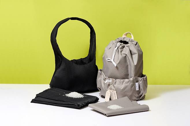 화학적 재활용 원료로 제작한 폴리에스터 원단. SK케미칼 제공.