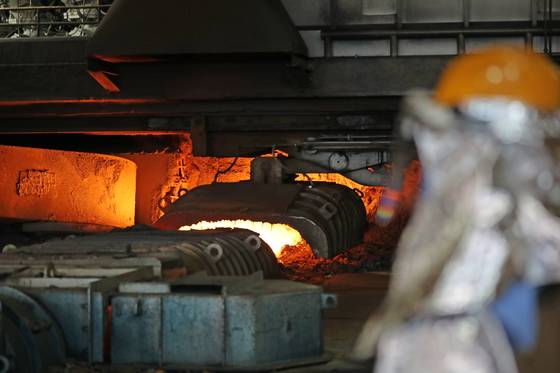 A Posco employee works at its Pohang steel plant in North Gyeongsang. [YONHAP]