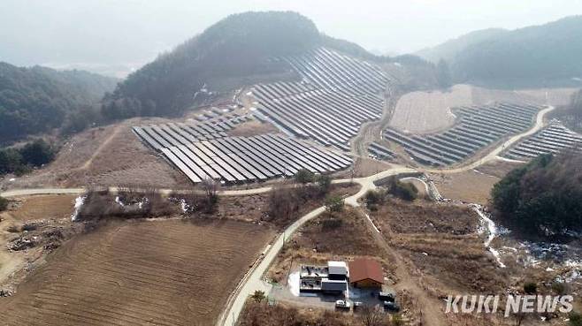 운이덕 전경. 사진 앞쪽 가운데 건물이 운이덕천체관측소이다. 원래는 양배추 등 고냉지 채소를 재배했으나 최근 들어 태양광이 들어서면서 사람들의 발길이 줄었다.