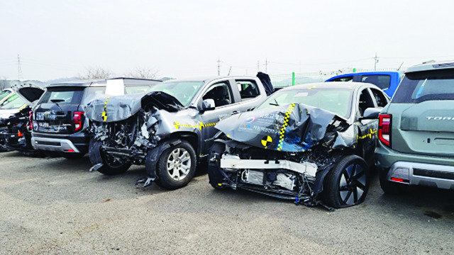 충돌시험을 마친 차들이 지난 23일 경기도 화성 자동차안전연구원에 줄지어 서 있다.