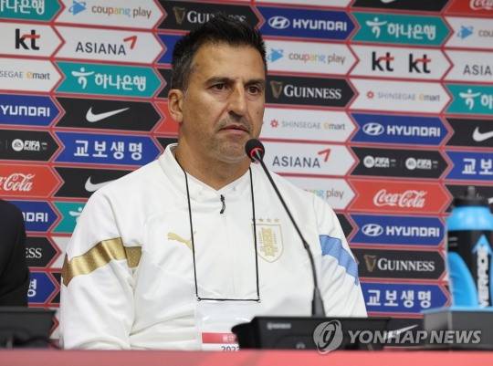 우루과이 축구 대표팀 마르셀로 브롤리 감독이 27일 오후 서울 월드컵경기장에서 공식 기자회견을 하고 있다. [연합뉴스]