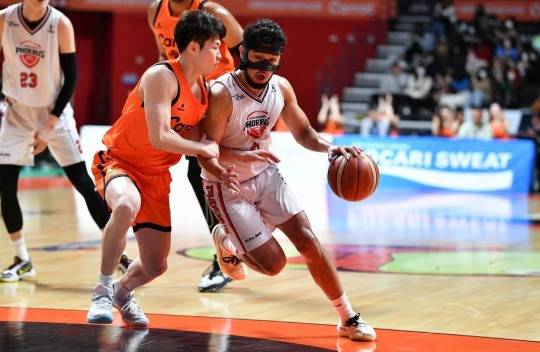 27일 캐롯과 경기에서 공격을 시도하는 현대모비스 아바리엔토스(오른쪽)[KBL 제공]