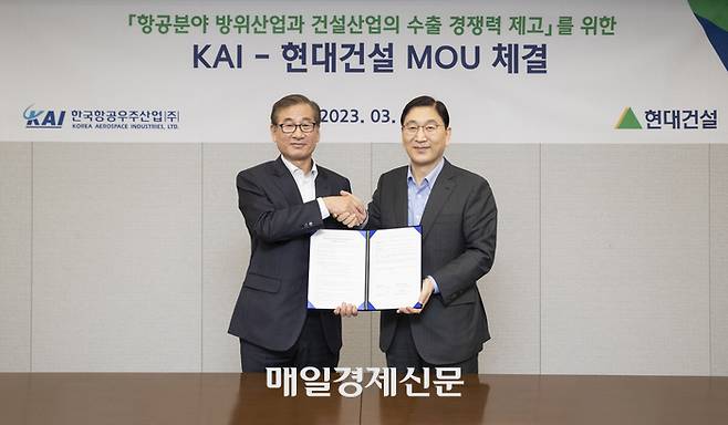 현대건설 윤영준 사장(오른쪽)과 KAI 강구영 사장이 27일 협약 체결 이후 악수하고 있다. [사진제공=현대건설]