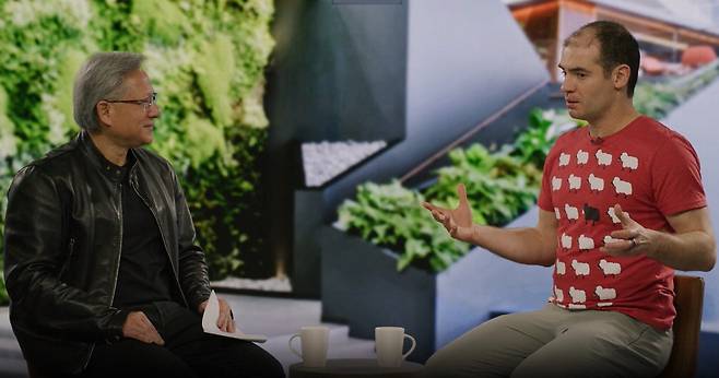 젠슨 황 엔비디아 창업자 겸 CEO(왼쪽)와 일리야 수츠케버 오픈AI 창업자 겸 CEO가 지난 22일(현지시간) 진행된 GTC 2023 행사에서 챗GPT를 주제로 대담하고 있다.  엔비디아