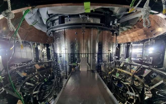 KSTAR(한국 초전도 핵융합 연구장치) 진공용기 내부 모습. / 사진=한국핵융합에너지연구원