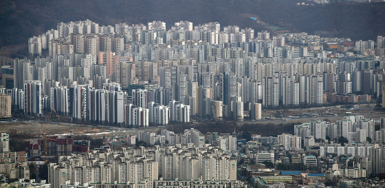 27일 부동산 플랫폼 '직방'의 조사 결과에 따르면 다음달 전국에는 1만9065가구의 아파트가 신규 입주한다. 이는 연내 가장 적은 물량이다. 서울의 경우 2014년 7월 이후 처음으로 입주물량이 아예 없다는 점이 눈에 띈다. 이달 시행령 개정을 통해 전매제한 해제 시행이 예정되며 그동안 침체에 빠졌던 분양권 거래가 추후 활성화될지에 전문가들의 시선이 모이고 있다. /사진=뉴스1